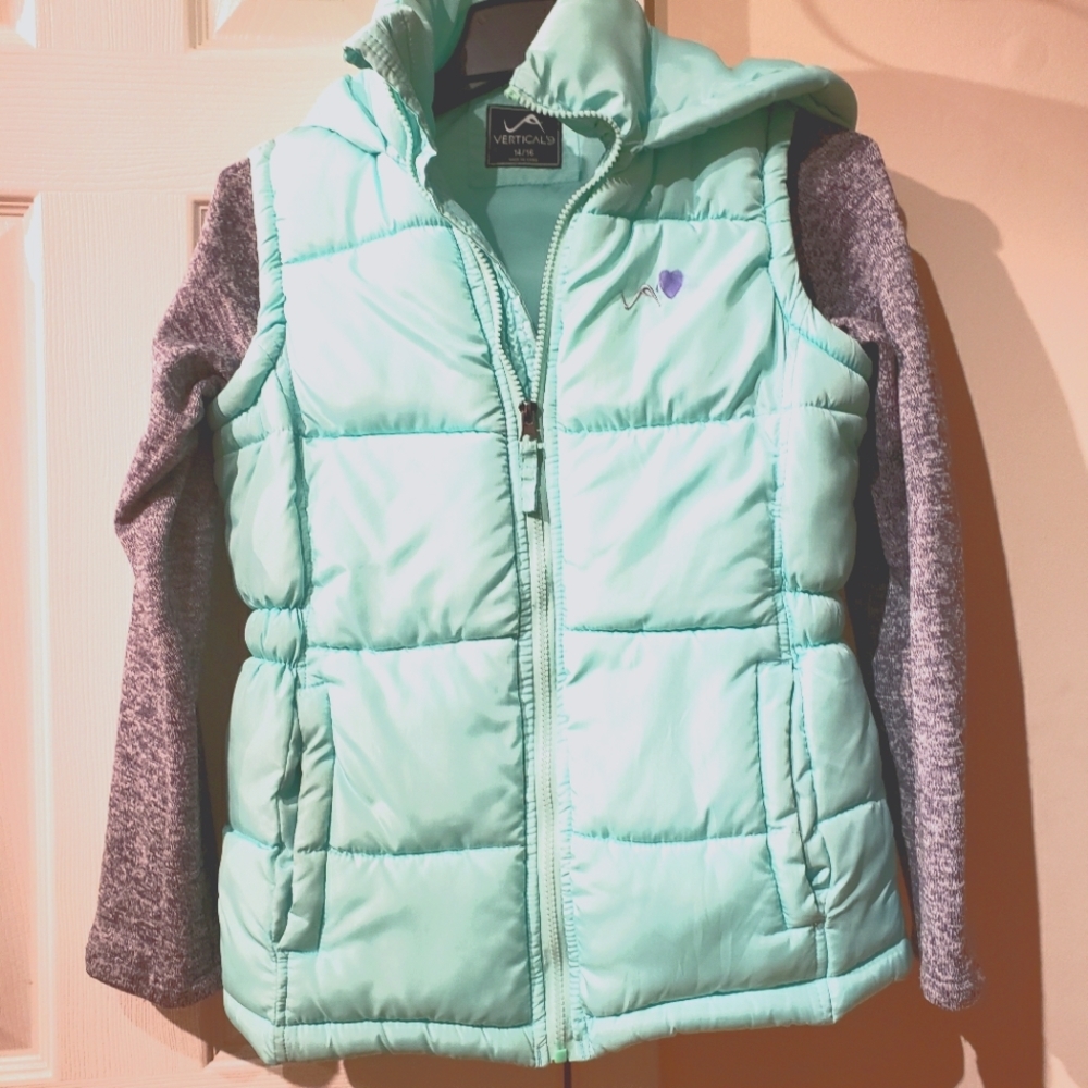 Vertical 9 Puffer jacket With Gray Cozy Gray Sleeves